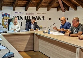 La alcaldesa Sara Izquierdo (PRC) y, a la derecha, el exalcalde Ángel Rodríguez (PSOE).