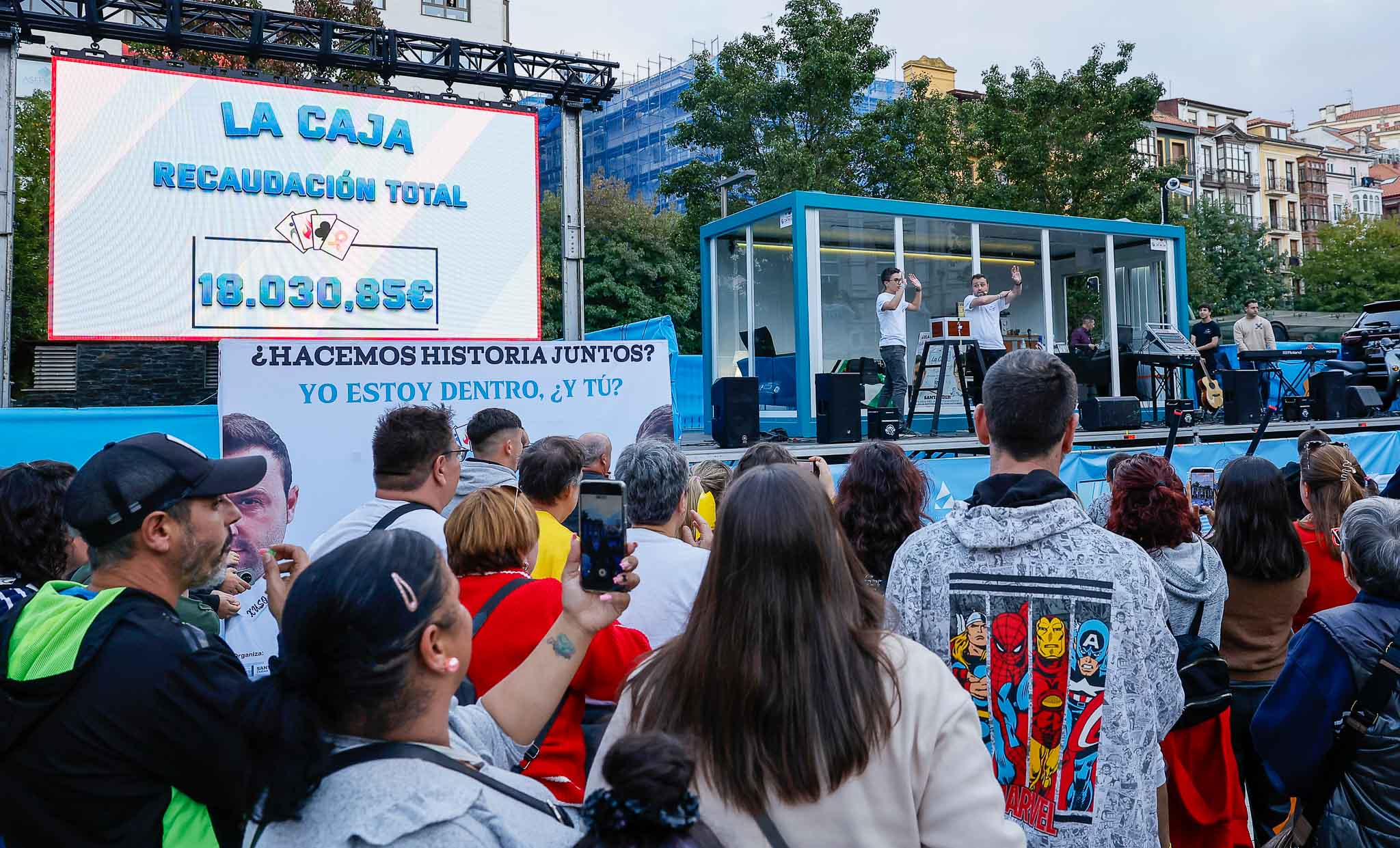 Decenas de personas se acercaron a la Plaza del Ayuntamiento de Santander para presenciar el momento final del reto solidario, ya que el dinero recaudado se destinará al Idival. 