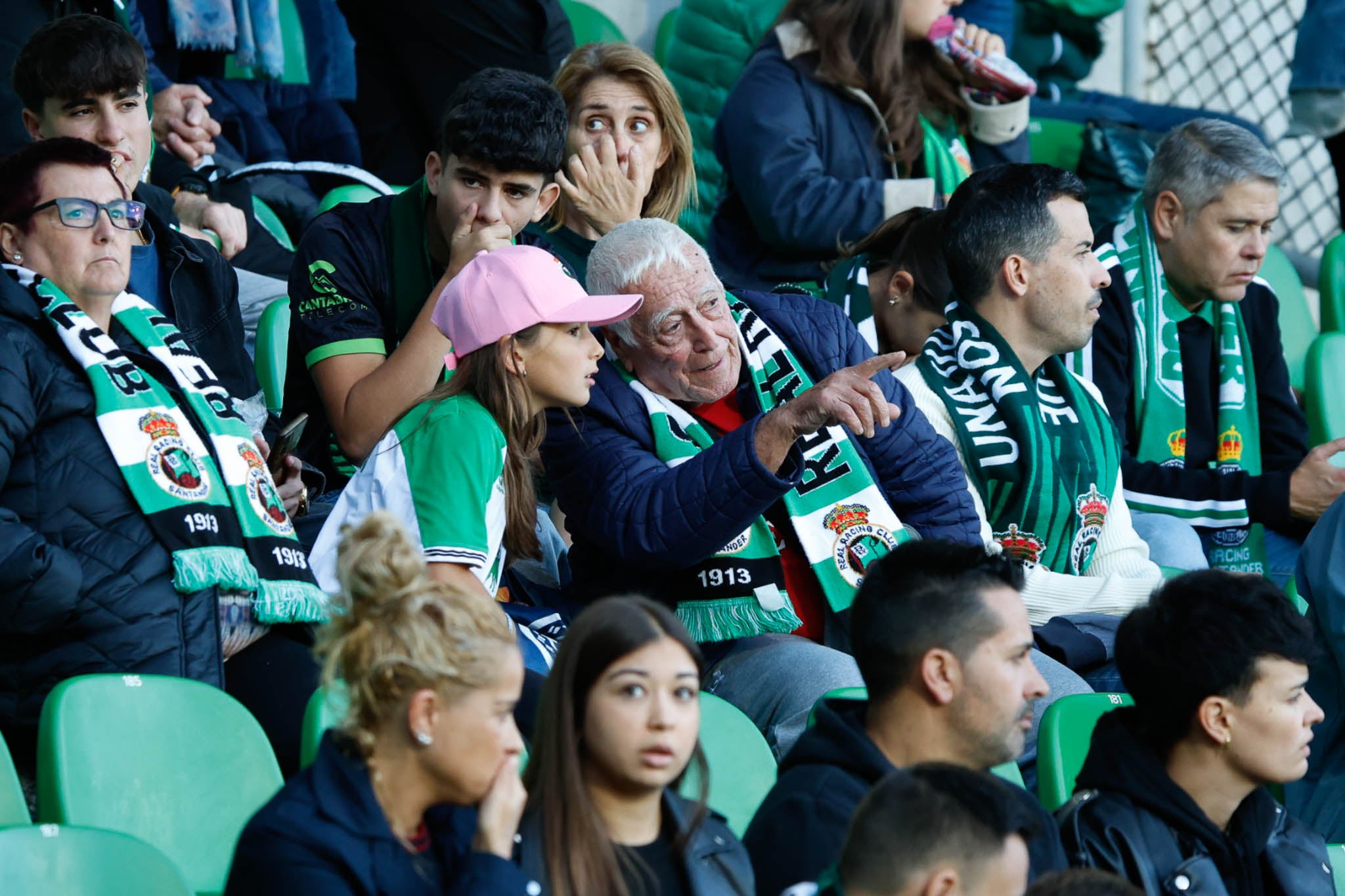 Un abuelo con su nieta en la grada de los Campos de Sport