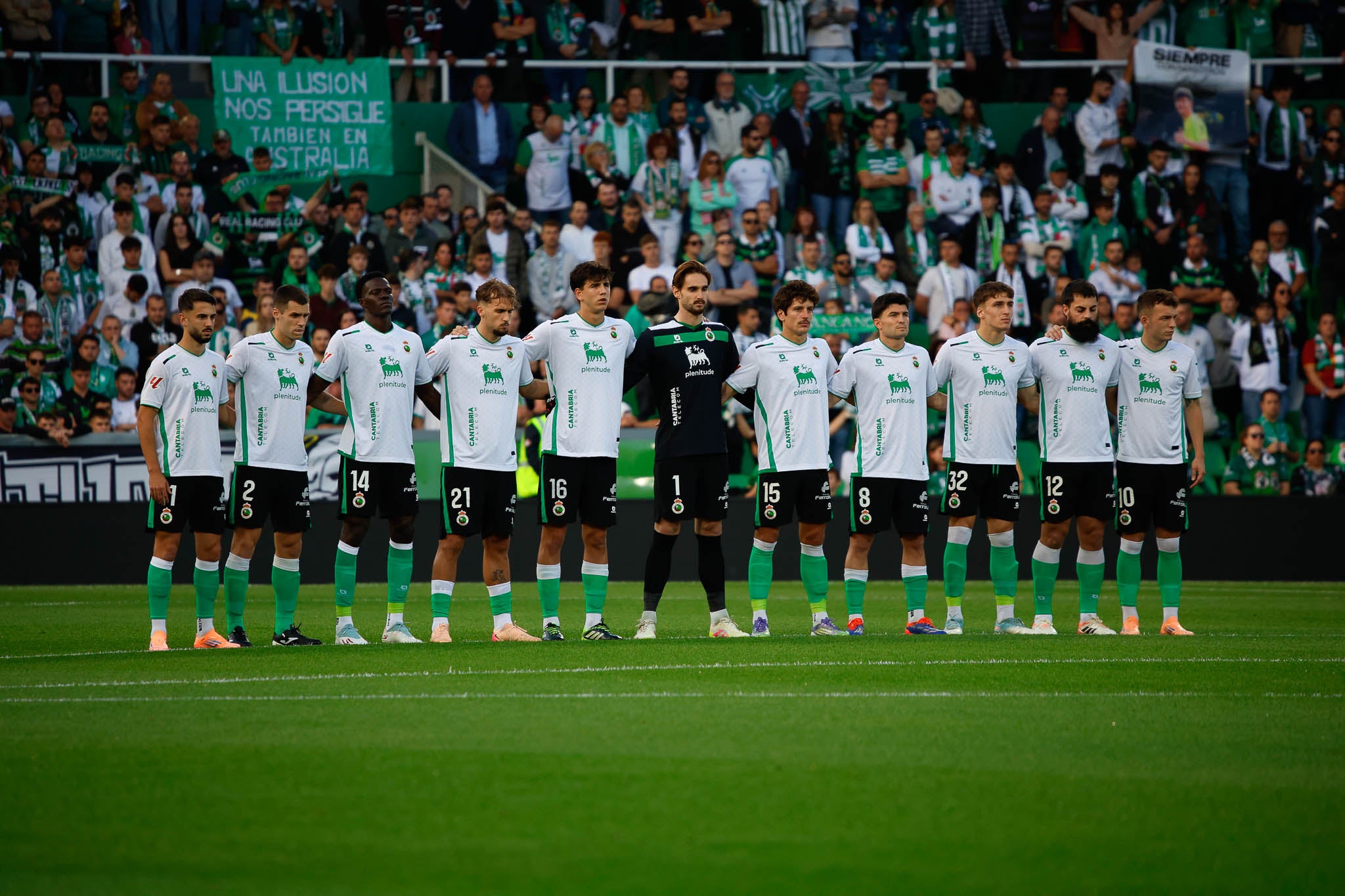 El once inicial del Racing, durante el minuto de silencio por Raúl Ramírez