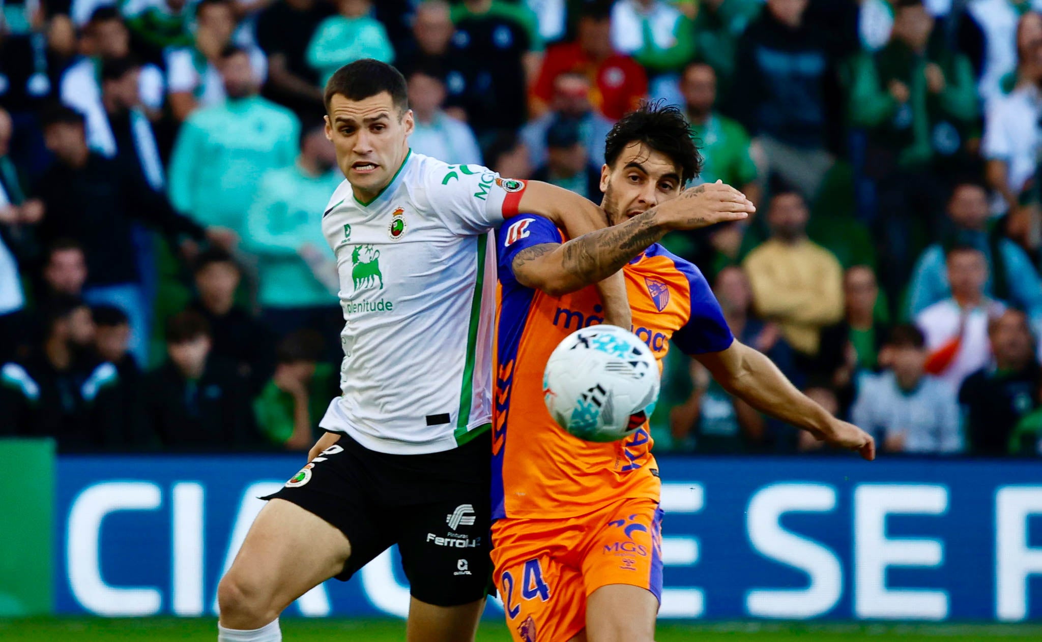 Álvaro Mantilla pugna por el balón con un jugador del Málaga