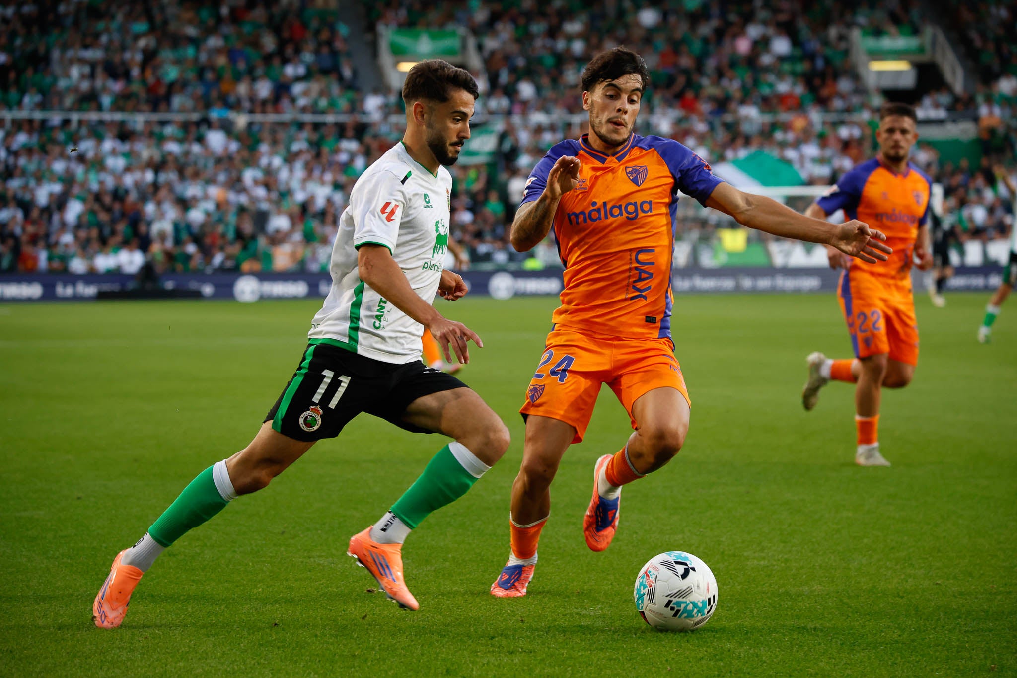 Andrés Martín conduce el balón en los Campos de Sport