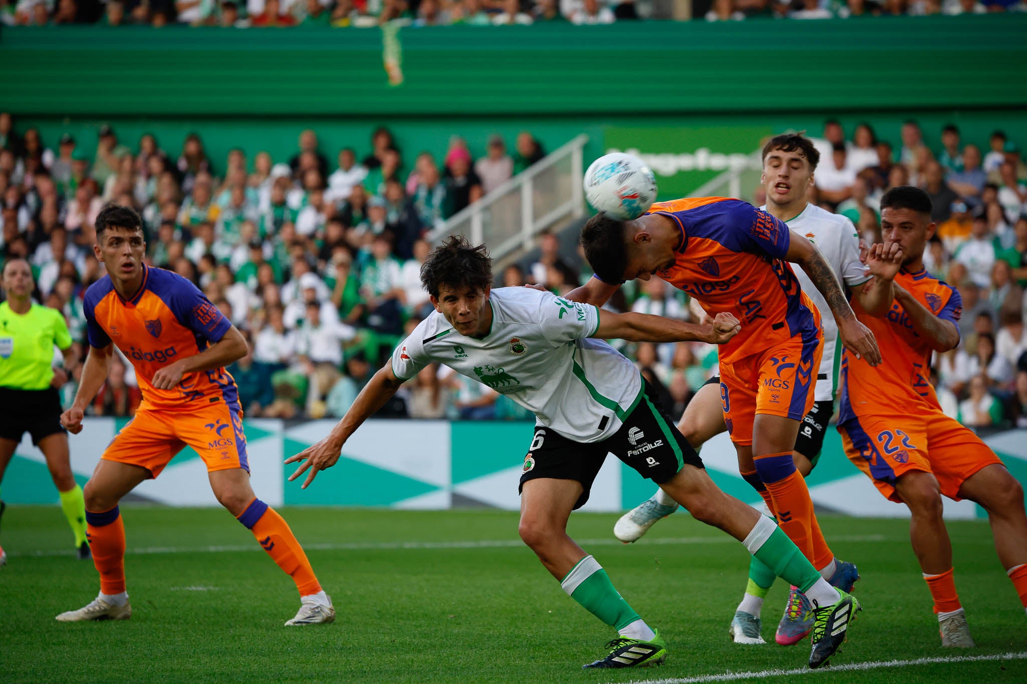 Facu González, en un córner que cabeceó un jugador del Málaga