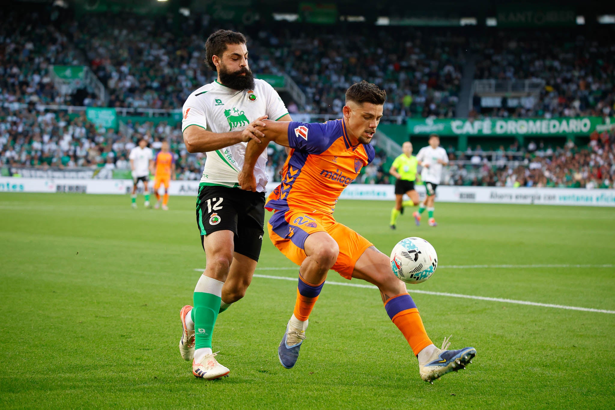 Asier Villalibre intenta robar el balón a un rival 