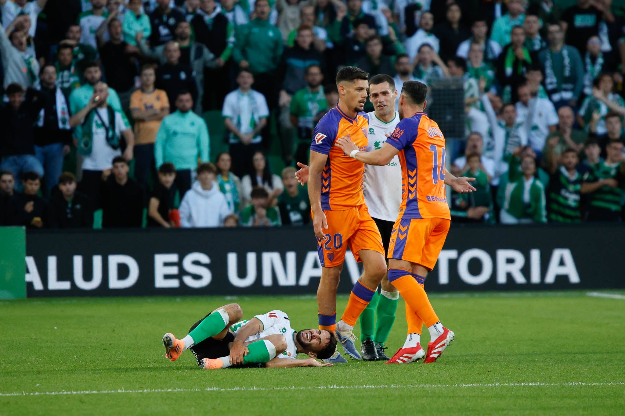 Andrés Martín se duele en el suelo después de recibir una fea entrada del exracinguista Javi Montero