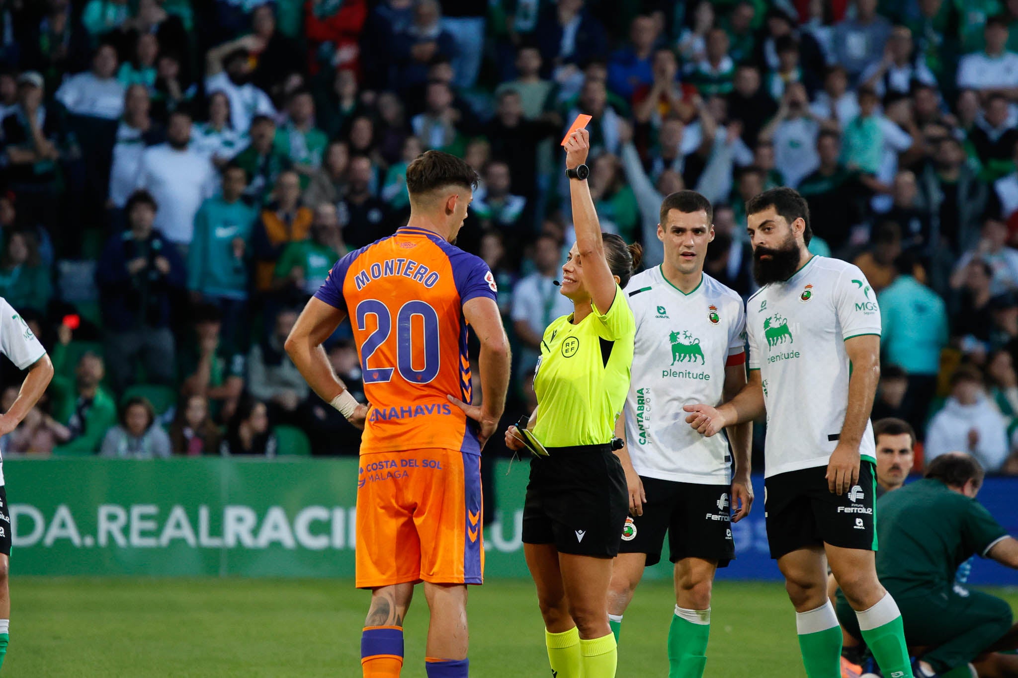 La colegiada le enseña la tarjeta roja a Javi Montero