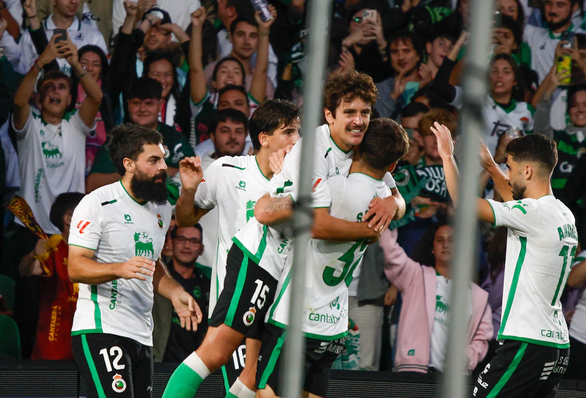 Los jugadores del Racing celebran el tanto de Villalibre