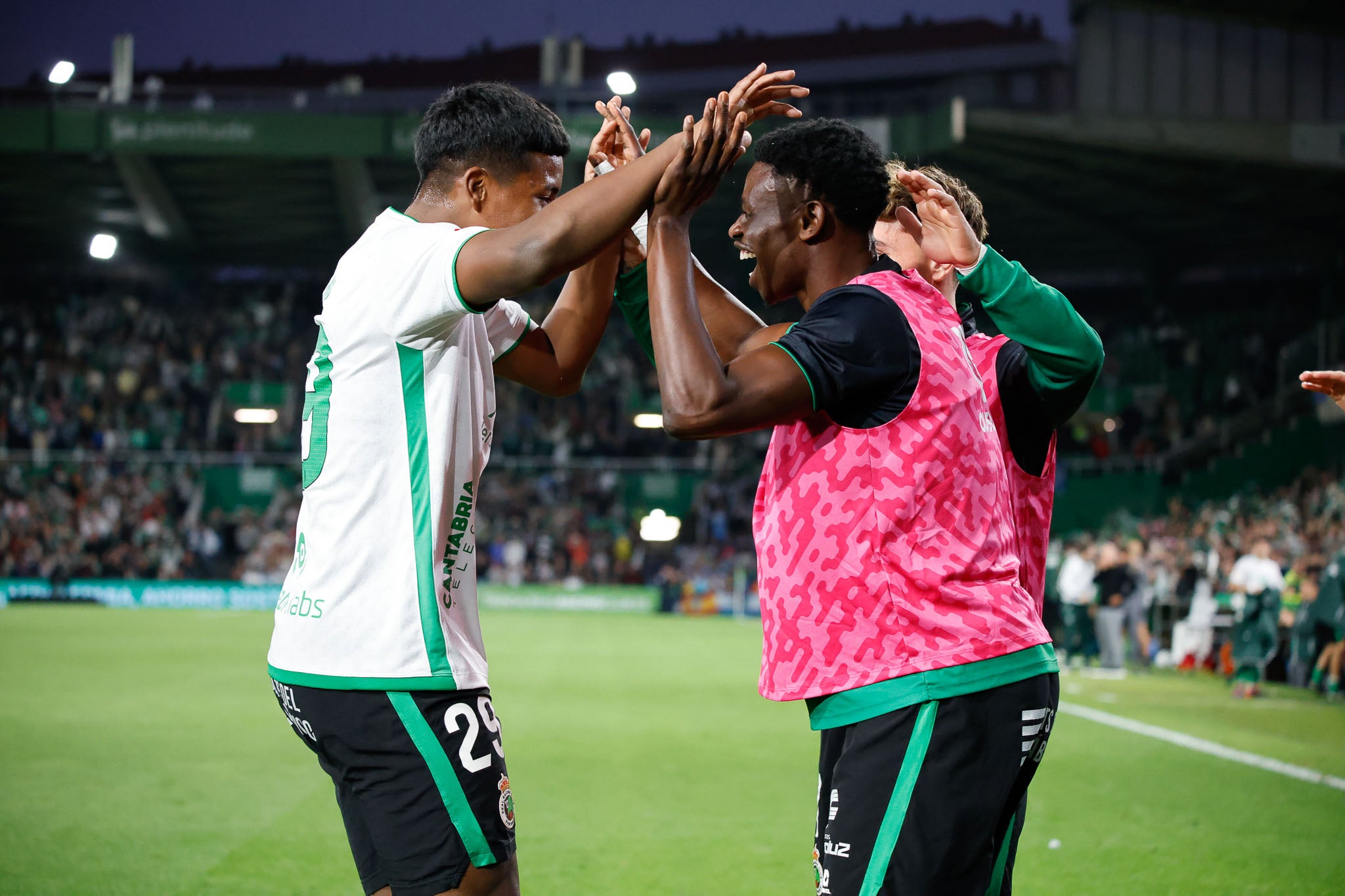Jeremy y Suli celebran el tanto del canterano