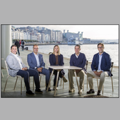 Emérito Astuy, Sergio Peón, Isabel Fombellida, Francisco Agudo y Daniel Fidalgo comparten mesa junto a la bahía de Santander