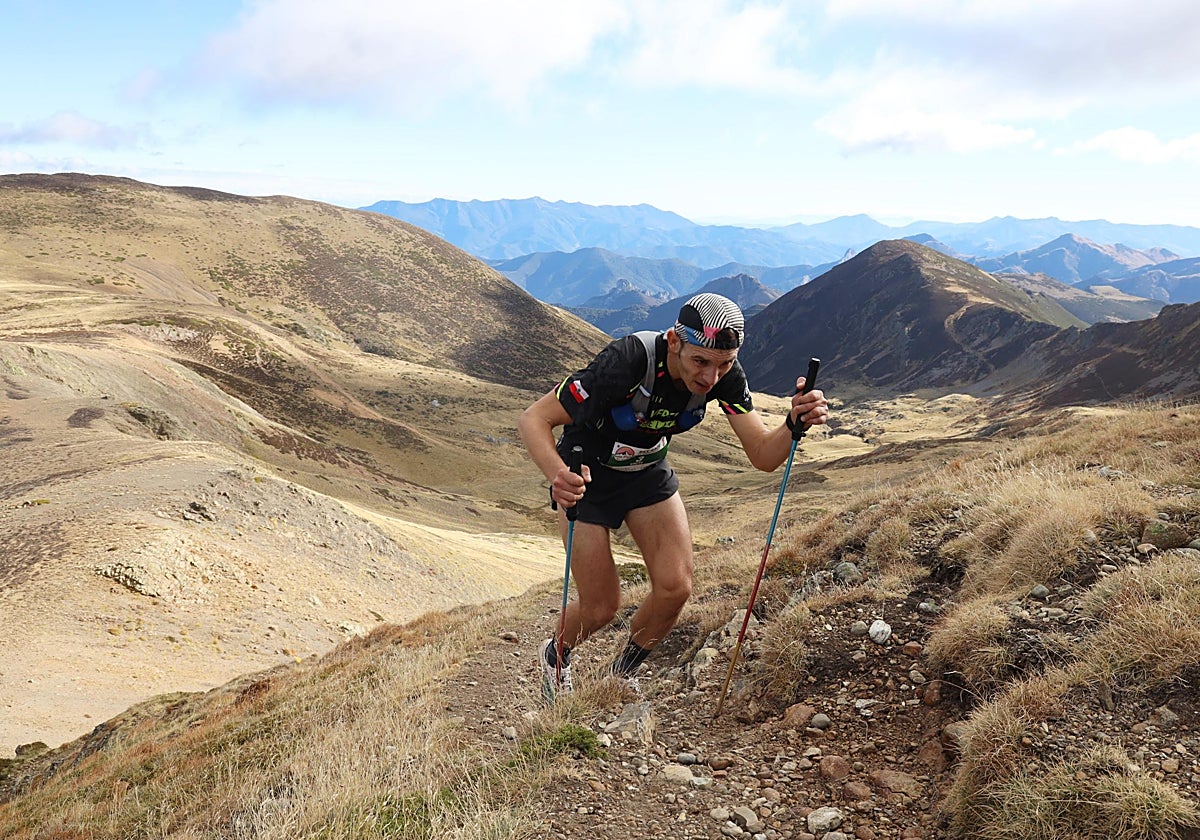 Víctor García afrontando la dura ascensión en Cubil de can camino de Peña Prieta