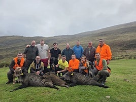 Integrantes de lacuadrilla 119, que dirige Raúl López, con los tres jabalíes que abatieron el domingo en la cacería celebrada en el lote deLa Mahílla.