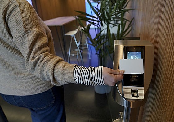 Sistema de control horario en una empresa, con el pase de una tarjeta.