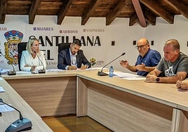 La alcaldesa Sara Izquierdo (PRC) y, a la derecha, el exalcalde Ángel Rodríguez (PSOE).