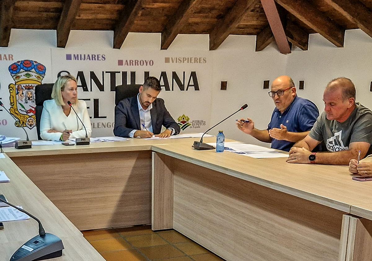 La alcaldesa Sara Izquierdo (PRC) y, a la derecha, el exalcalde Ángel Rodríguez (PSOE).