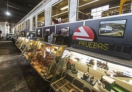 Piezas históricas junto a un vagón antiguo dentro del Museo del Ferrocarril.