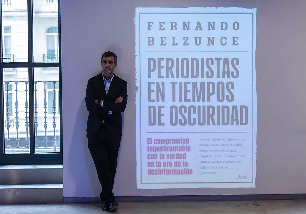 Fernando Belzunce, con la portada de su último libro.