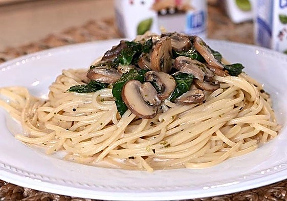 Unos exquisitos espaguetis con champiñones y espinacas.
