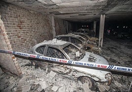 El estado en que quedaron los vehículos calcinados en El Alisal, días después del incendio.