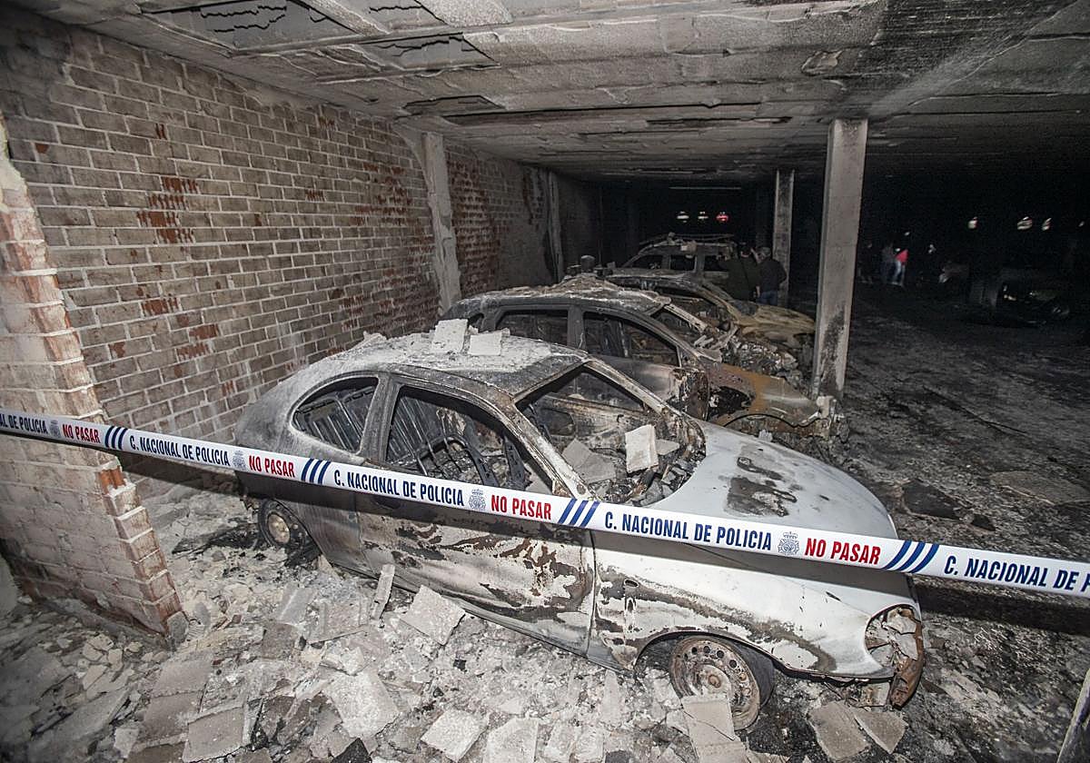 El estado en que quedaron los vehículos calcinados en El Alisal, días después del incendio.