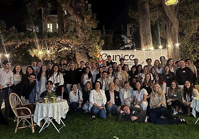 Foto de familia de autoridades y voluntarios de la alianza Eunice.