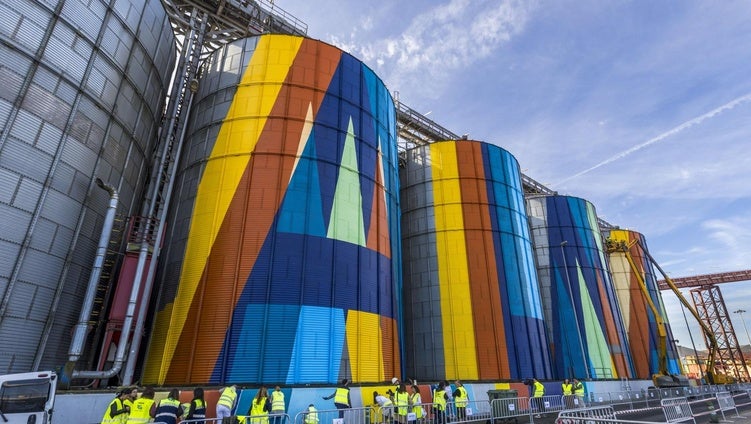 En cuatro silos de la Terminal de Graneles Agroalimentarios, en el Puerto de Santander, ya se ha pintado la palabra Alma, eje central del proyecto.
