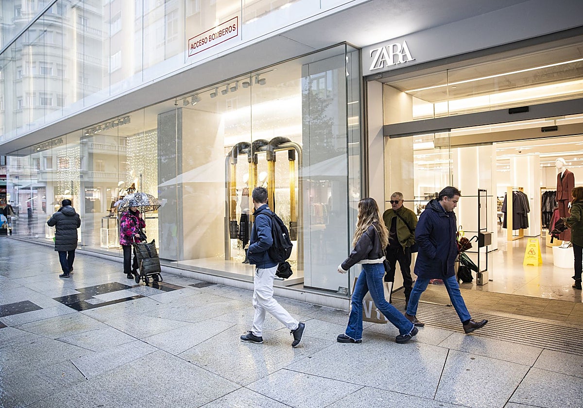 Tienda de Zara situada en la calle Lealtad, en Santander.
