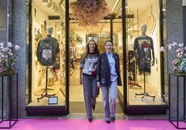 Aurora y Anabel Ortiz, en la puerta de su nueva tienda en Oviedo.