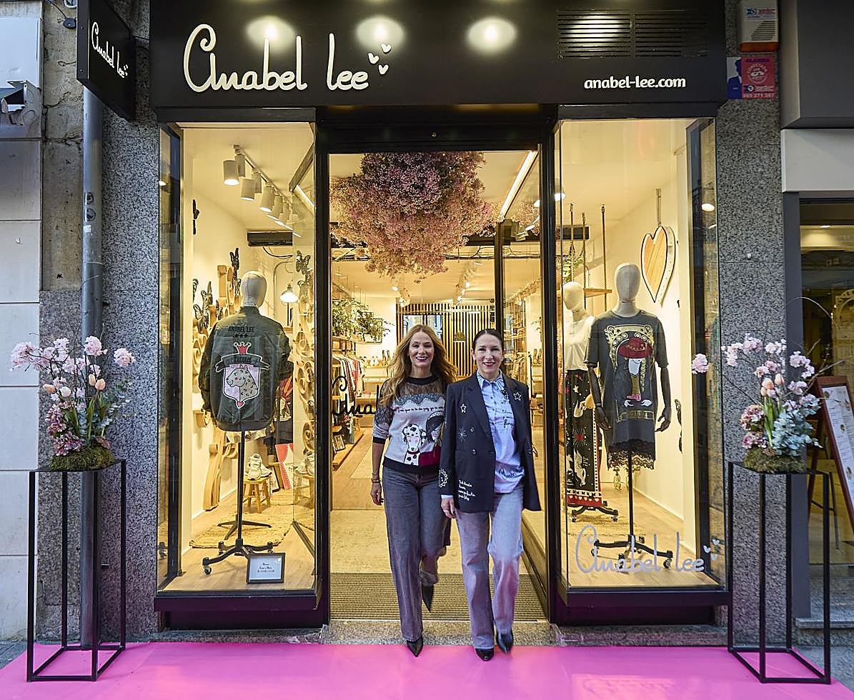 Aurora y Anabel Ortiz, en la puerta de su nueva tienda en Oviedo.