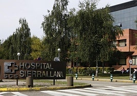 Entrada al Hospital Sierrallana de Torrelavega, donde actuó «el grupo de presión» entre 2011 y 2019.