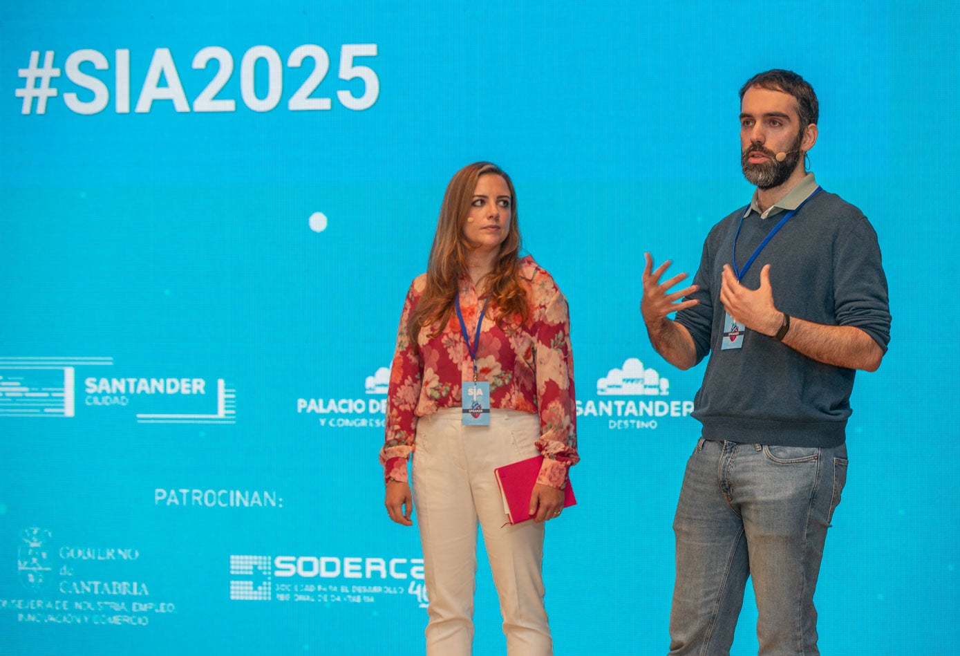 Begoña López y Javier León, de la consultora decide4AI, sobre el escenario del congreso.