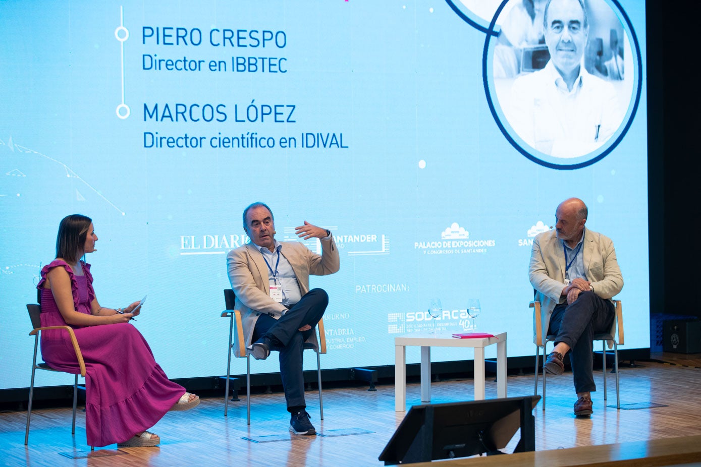 La presentadora y periodista de El Diario Montañés, Samira Hidalgo; el director científico en Idival, Marcos López Hoyos; y el director en Ibbtec, Piero Crespo, durante el panel dedicado a la IA en medicina.