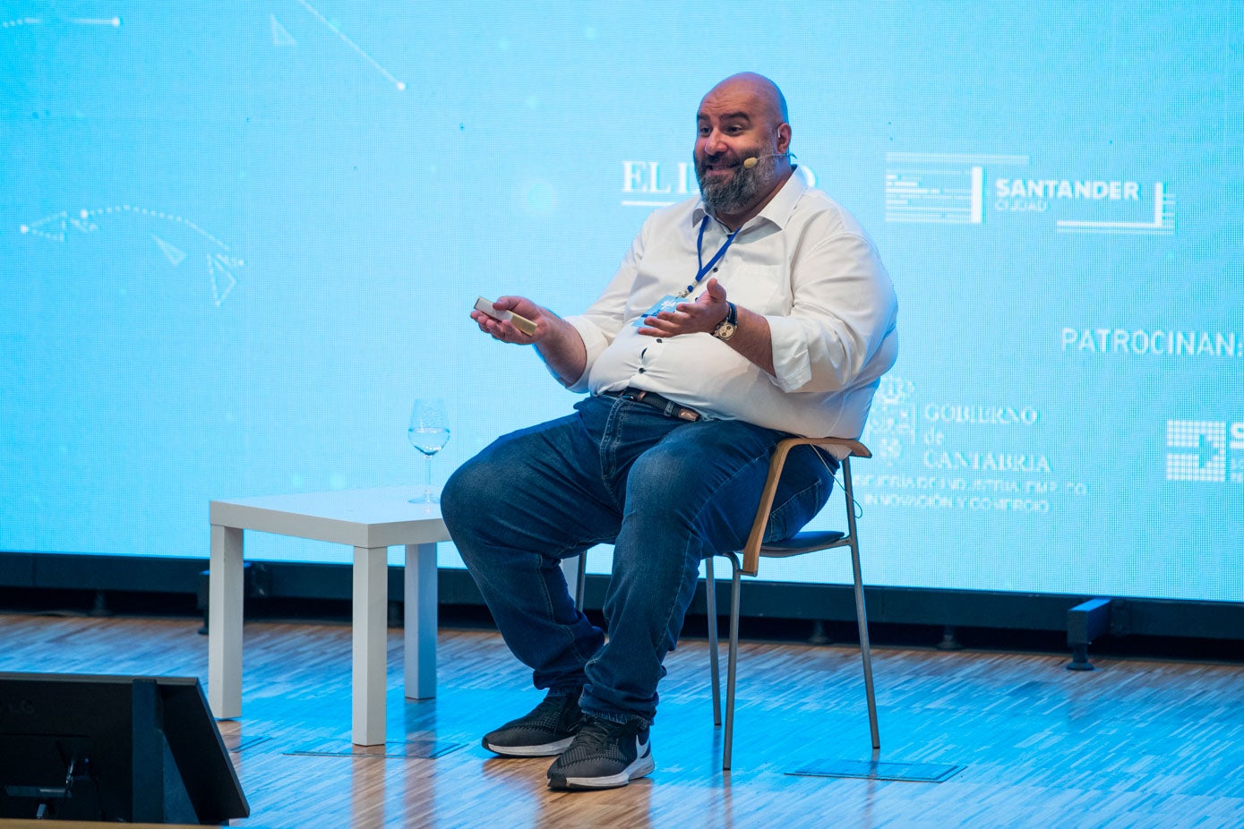 El divulgador tecnológico e ingeniero industrial, Óliver Nabani, durante su ponencia.