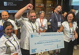 Mónica Calderón y Borja Mier, eufóricos tras ser proclamados ganadores del II Campeonato de Sopa de Pescado en Gastronomika.