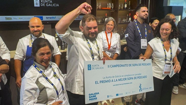 Mónica Calderón y Borja Mier, eufóricos tras ser proclamados ganadores del II Campeonato de Sopa de Pescado en Gastronomika.