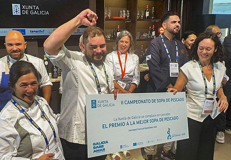 Mónica Calderón y Borja Mier, eufóricos tras ser proclamados ganadores del II Campeonato de Sopa de Pescado en Gastronomika.