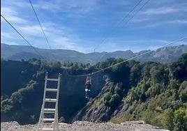 Una mujer es la primera persona en comprobar la seguridad de la instalación.
