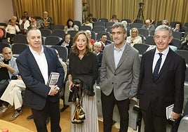 Íñigo Noriega, Asunción Peña, Fernando Belzunce y Luis Revenga en la presentación del libro 'Periodistas en tiempos de oscuridad'.