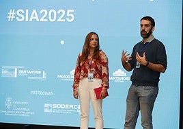 Begoña López y Javier León, de la consultora decide4AI, sobre el escenario del congreso.