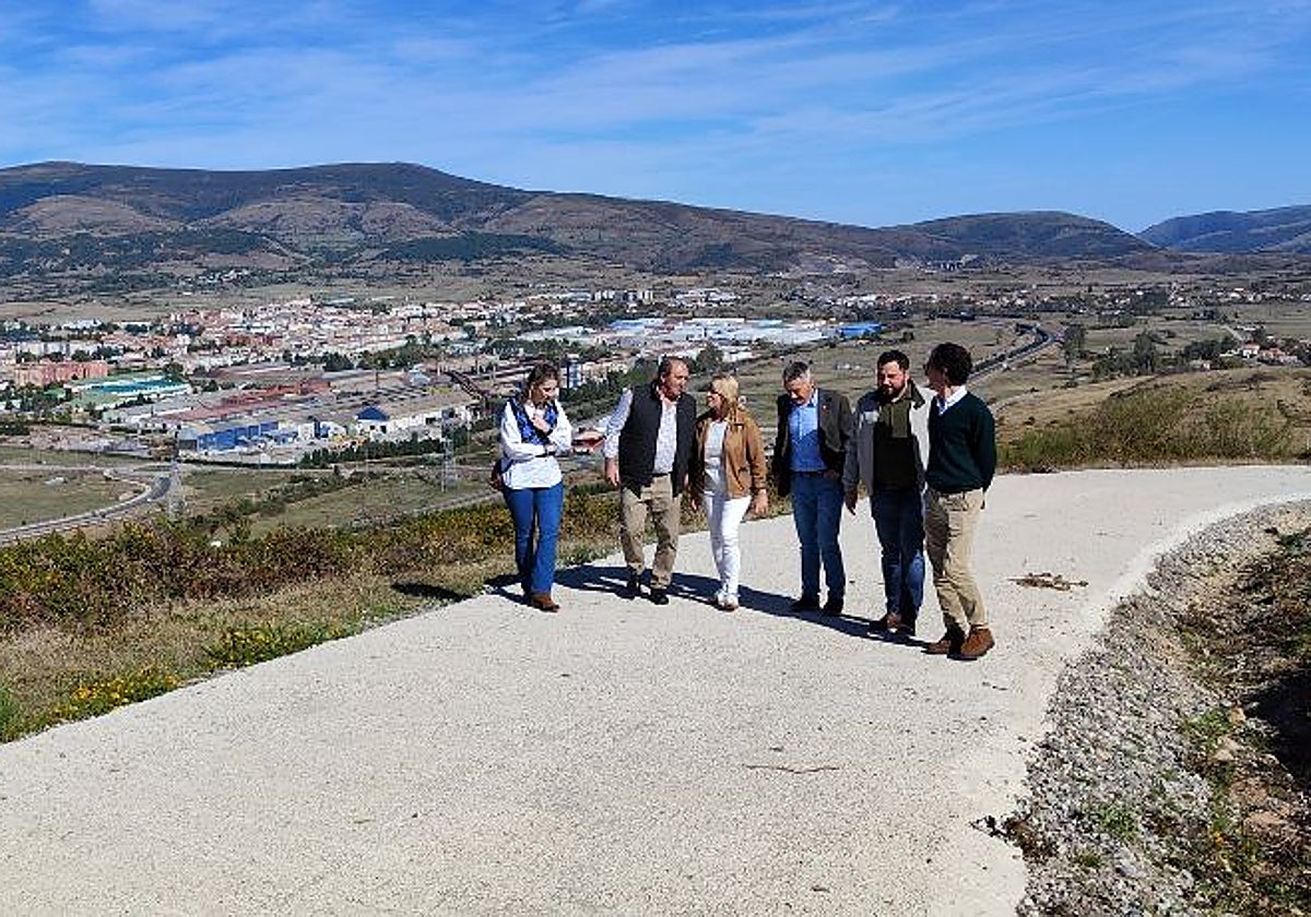 Las autoridades visitaron las obras de reparación de un camino en Matamorosa.
