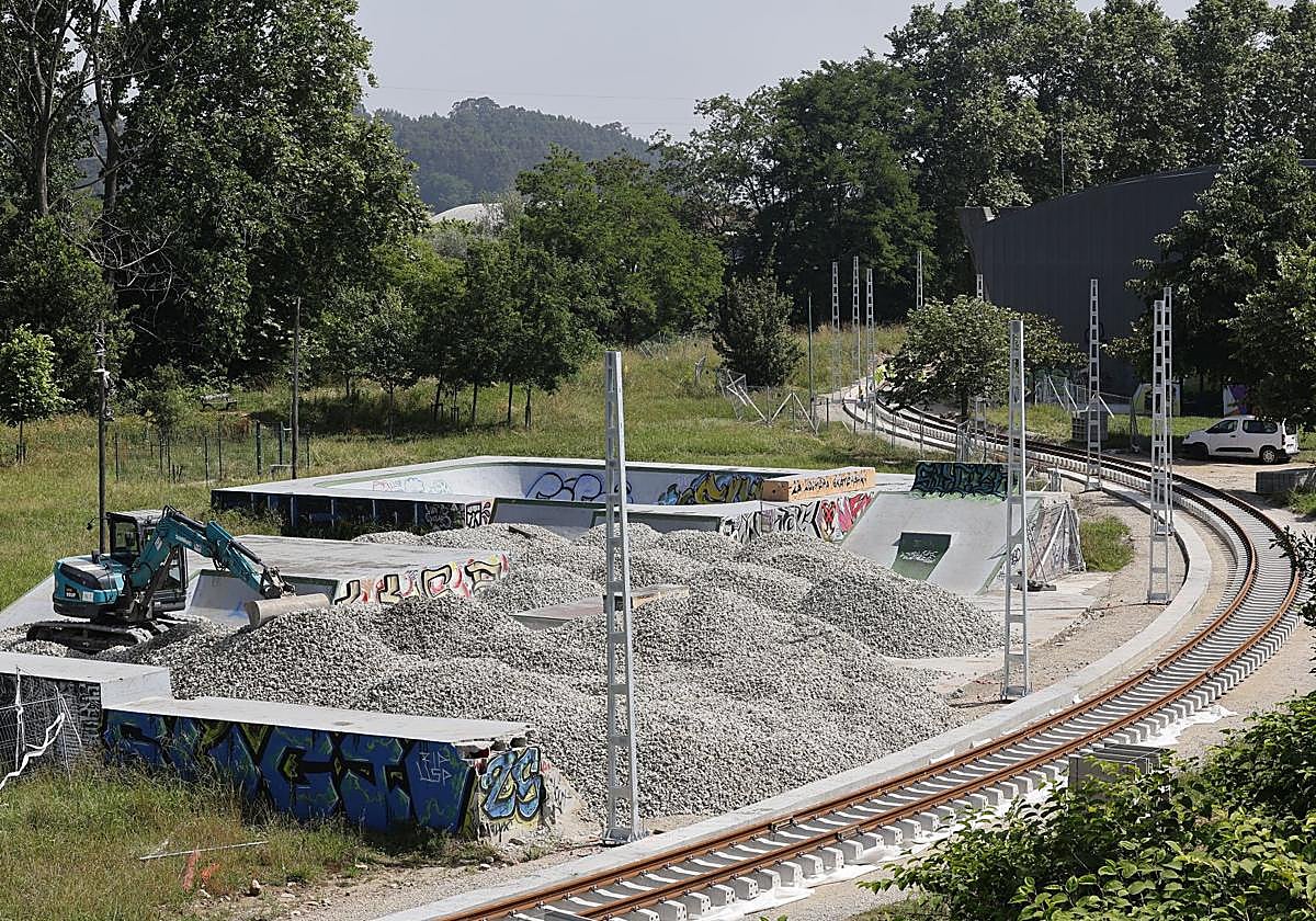 Skatepark del entorno de La Lechera, parcialmente demolido para dejar paso al desvío del tren, en Torrelavega.