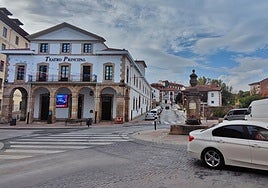 Varios vehículos aparcados en una calle de Reinosa.