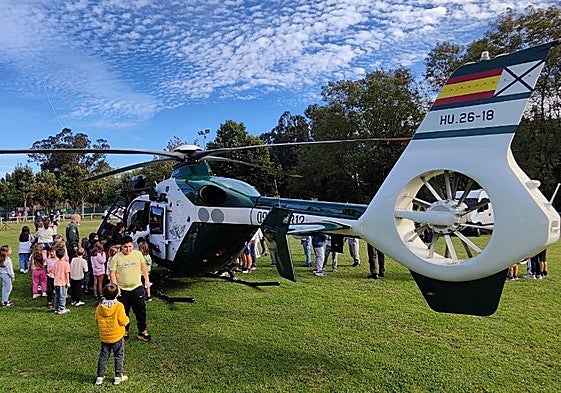 El helicóptero de la Guardia Civil llamó especialmente la atención de los pequeños.