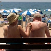Dos jubilados disfrutan de sus vacaciones en la playa