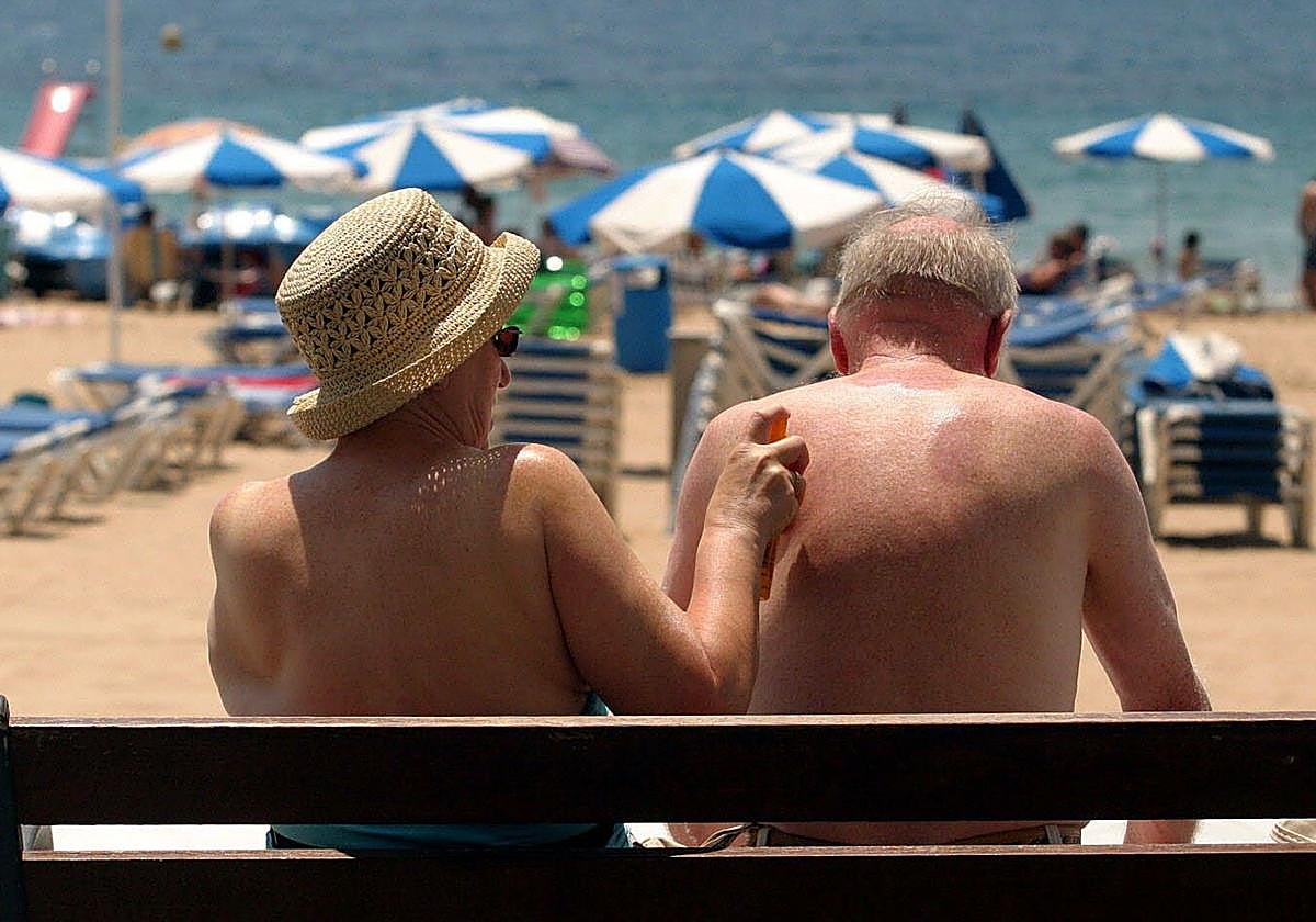 Dos jubilados disfrutan de sus vacaciones en la playa