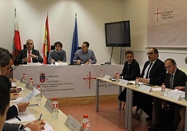 Reunión de la Mesa del Ferrocarrill, este lunes en la estación de autobuses de Santander.