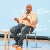El divulgador tecnológico e ingeniero industrial, Óliver Nabani, durante su ponencia.