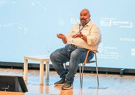 El divulgador tecnológico e ingeniero industrial, Óliver Nabani, durante su ponencia.