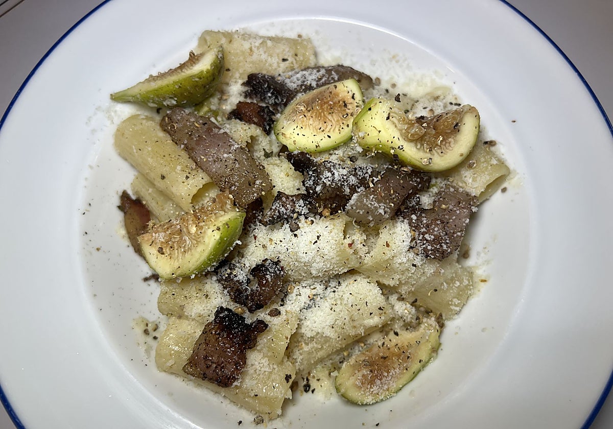Gricia con i fichi: rigatone, crema de pecorino romano, guanciale de producción propia, pimienta negra e higo settembrino.