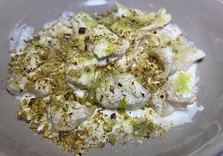 Tortellini alla panna: ravioli de pasta fresca rellenos de Pameggiano Reggiano, mortadella di Bolognia, nuez moscada, nata fresca con granela de pistacho y aceite de oliva virgen extra al romero.