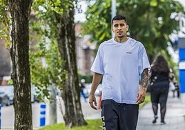 Gustavo Puerta camina a su llegada a La Albericia para entrenar como cada día.